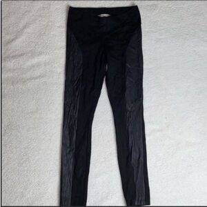 Trina Turk Stretch leggings soft Leather In style Stretch Moto
Size 4